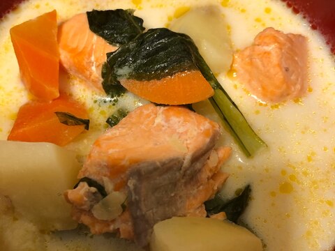 鮭とじゃがいもと小松菜のミルクスープ